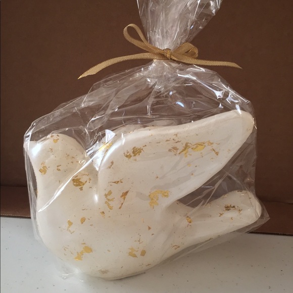 🐬 CLEARANCE ITEM: 🌟 HP ⭐️ 🆕 Large Dove Candle with Golden Foil Accents 🕊 - Picture 1 of 11